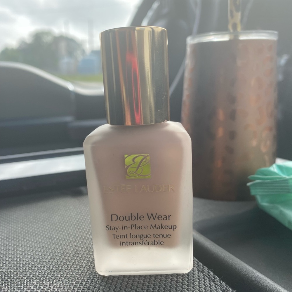 Brand new estēe lauder makeup! Too light for my face been used once.